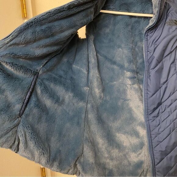 The North Face Women's Mossbud Insulated Revesible furry Vest Blue Wing Teal -S - Picture 7 of 12